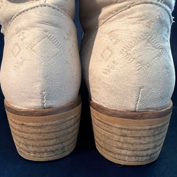 Cream suede booties - Picture 9 of 9